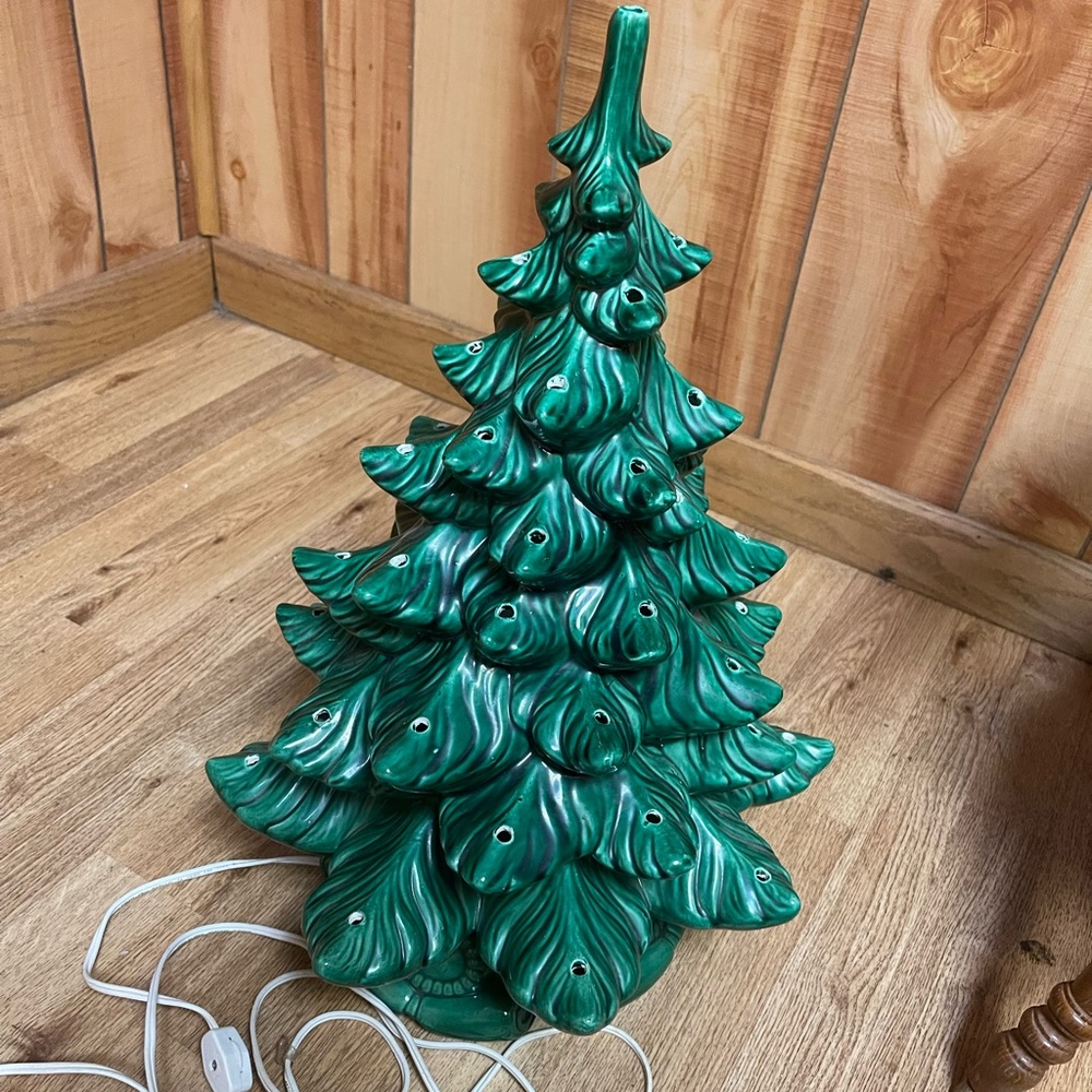 Large vintage style Atlantic ceramic Christmas tree w/o bulbs